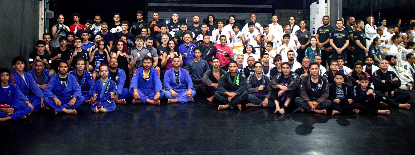 Alunos da Urban Fight reunidos no tatame